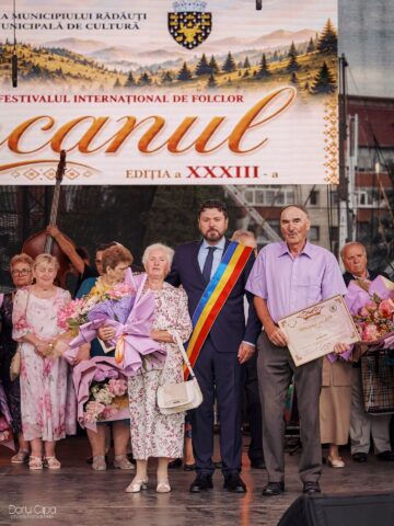 Primarul Bogdan Loghin a premiat 28 de cupluri din Rădăuți care au împlinit 50 de ani de căsătorie