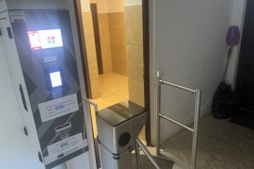 Dispozitivul de plată de la toaleta publică de la Casa Custodelui, de la Cetatea de Scaun, stricat de vizitatori