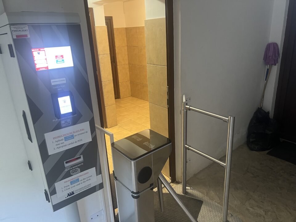 Dispozitivul de plată de la toaleta publică de la Casa Custodelui, de la Cetatea de Scaun, stricat de vizitatori Dispozitivul de plată de la toaleta publică de la Casa Custodelui, de la Cetatea de Scaun, stricat de vizitatori