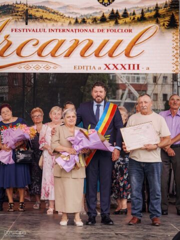 Primarul Bogdan Loghin a premiat 28 de cupluri din Rădăuți care au împlinit 50 de ani de căsătorie