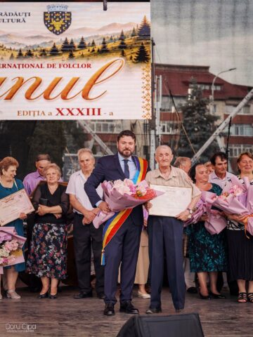 Primarul Bogdan Loghin a premiat 28 de cupluri din Rădăuți care au împlinit 50 de ani de căsătorie