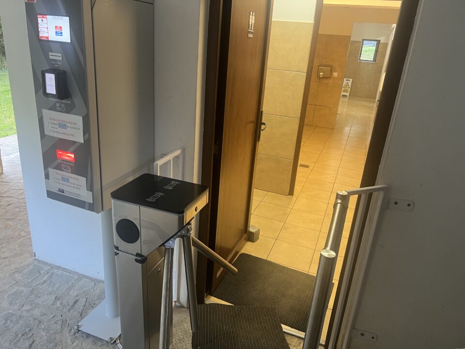 Dispozitivul de plată de la toaleta publică de la Casa Custodelui, de la Cetatea de Scaun, stricat de vizitatori