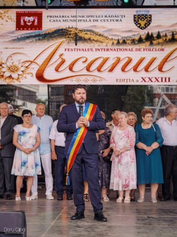 Primarul Bogdan Loghin a premiat 28 de cupluri din Rădăuți care au împlinit 50 de ani de căsătorie