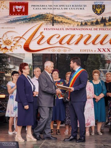 Primarul Bogdan Loghin a premiat 28 de cupluri din Rădăuți care au împlinit 50 de ani de căsătorie