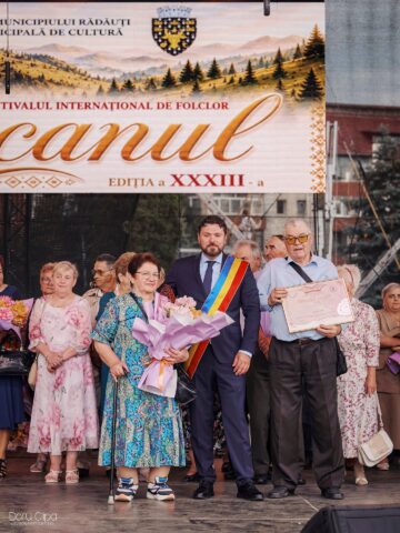 Primarul Bogdan Loghin a premiat 28 de cupluri din Rădăuți care au împlinit 50 de ani de căsătorie