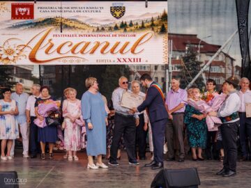 Primarul Bogdan Loghin a premiat 28 de cupluri din Rădăuți care au împlinit 50 de ani de căsătorie