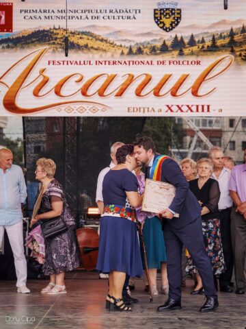 Primarul Bogdan Loghin a premiat 28 de cupluri din Rădăuți care au împlinit 50 de ani de căsătorie