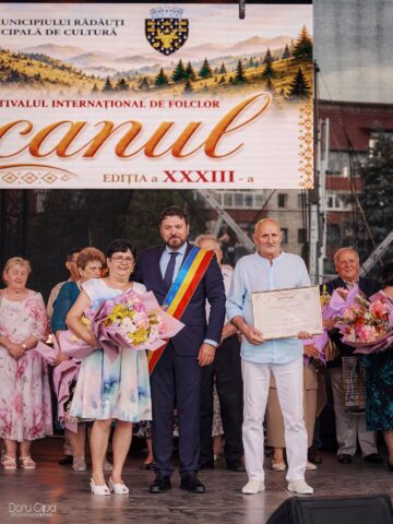 Primarul Bogdan Loghin a premiat 28 de cupluri din Rădăuți care au împlinit 50 de ani de căsătorie