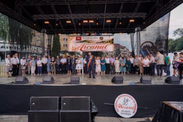 Primarul Bogdan Loghin a premiat 28 de cupluri din Rădăuți care au împlinit 50 de ani de căsătorie