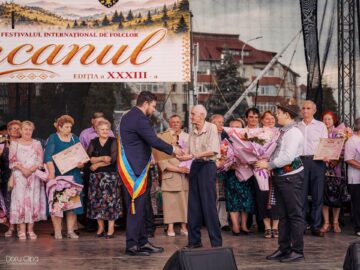 Primarul Bogdan Loghin a premiat 28 de cupluri din Rădăuți care au împlinit 50 de ani de căsătorie