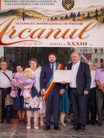 Primarul Bogdan Loghin a premiat 28 de cupluri din Rădăuți care au împlinit 50 de ani de căsătorie