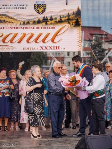 Primarul Bogdan Loghin a premiat 28 de cupluri din Rădăuți care au împlinit 50 de ani de căsătorie