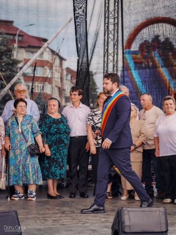 Primarul Bogdan Loghin a premiat 28 de cupluri din Rădăuți care au împlinit 50 de ani de căsătorie
