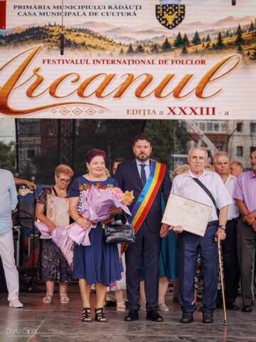 Primarul Bogdan Loghin a premiat 28 de cupluri din Rădăuți care au împlinit 50 de ani de căsătorie