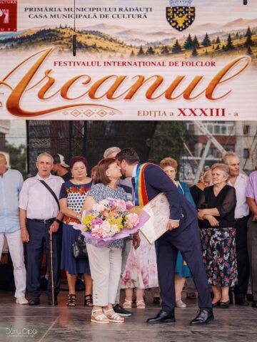 Primarul Bogdan Loghin a premiat 28 de cupluri din Rădăuți care au împlinit 50 de ani de căsătorie