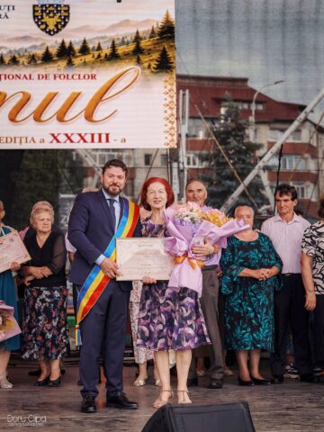 Primarul Bogdan Loghin a premiat 28 de cupluri din Rădăuți care au împlinit 50 de ani de căsătorie