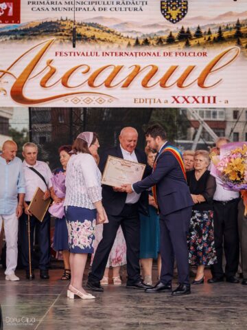 Primarul Bogdan Loghin a premiat 28 de cupluri din Rădăuți care au împlinit 50 de ani de căsătorie