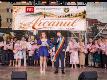 Primarul Bogdan Loghin a premiat 28 de cupluri din Rădăuți care au împlinit 50 de ani de căsătorie