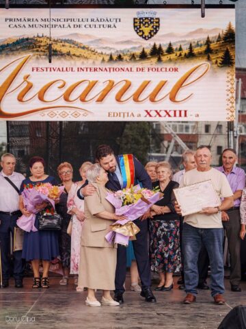 Primarul Bogdan Loghin a premiat 28 de cupluri din Rădăuți care au împlinit 50 de ani de căsătorie