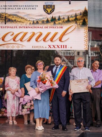 Primarul Bogdan Loghin a premiat 28 de cupluri din Rădăuți care au împlinit 50 de ani de căsătorie