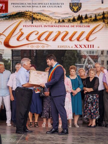 Primarul Bogdan Loghin a premiat 28 de cupluri din Rădăuți care au împlinit 50 de ani de căsătorie