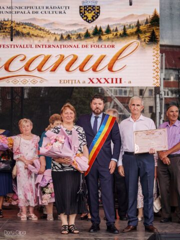Primarul Bogdan Loghin a premiat 28 de cupluri din Rădăuți care au împlinit 50 de ani de căsătorie
