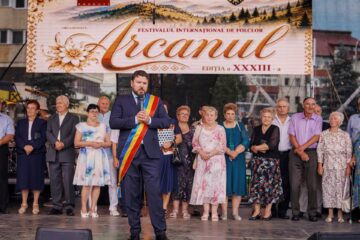 Primarul Bogdan Loghin a premiat 28 de cupluri din Rădăuți care au împlinit 50 de ani de căsătorie