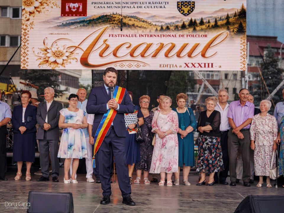 Primarul Bogdan Loghin a premiat 28 de cupluri din Rădăuți care au împlinit 50 de ani de căsătorie