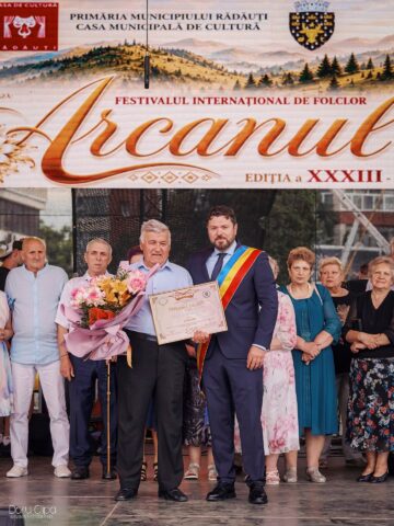 Primarul Bogdan Loghin a premiat 28 de cupluri din Rădăuți care au împlinit 50 de ani de căsătorie