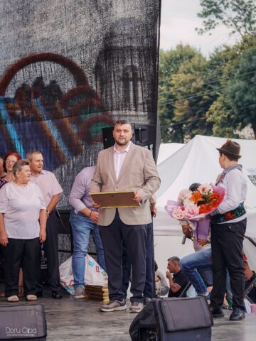 Primarul Bogdan Loghin a premiat 28 de cupluri din Rădăuți care au împlinit 50 de ani de căsătorie
