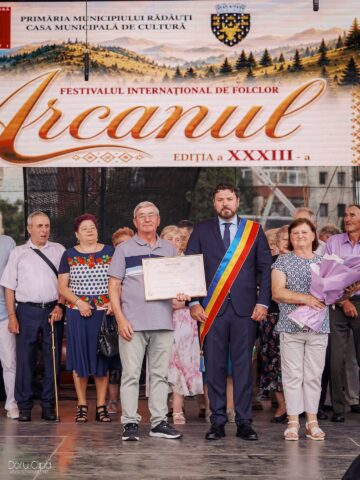 Primarul Bogdan Loghin a premiat 28 de cupluri din Rădăuți care au împlinit 50 de ani de căsătorie