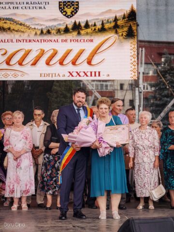 Primarul Bogdan Loghin a premiat 28 de cupluri din Rădăuți care au împlinit 50 de ani de căsătorie