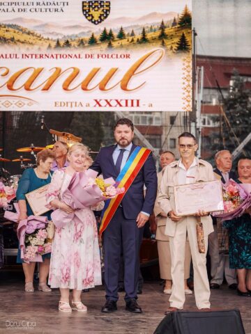 Primarul Bogdan Loghin a premiat 28 de cupluri din Rădăuți care au împlinit 50 de ani de căsătorie