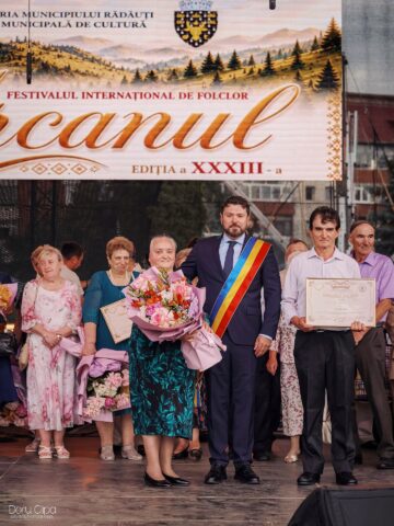 Primarul Bogdan Loghin a premiat 28 de cupluri din Rădăuți care au împlinit 50 de ani de căsătorie