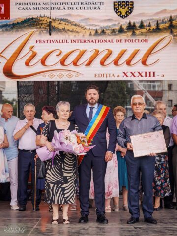 Primarul Bogdan Loghin a premiat 28 de cupluri din Rădăuți care au împlinit 50 de ani de căsătorie