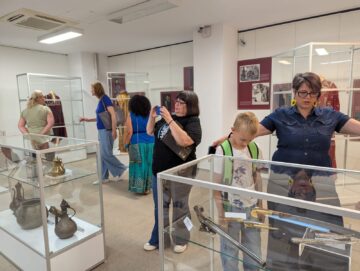 „Moda la Porțile Levantului” a ajuns la Suceava. O incursiune spectaculoasă în eleganța și rafinamentul boierilor și jupânițelor de odinioară