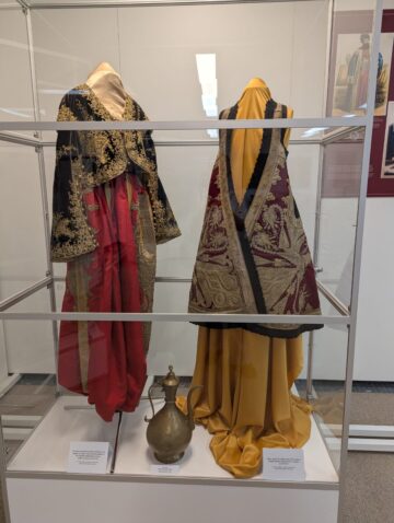 „Moda la Porțile Levantului” a ajuns la Suceava. O incursiune spectaculoasă în eleganța și rafinamentul boierilor și jupânițelor de odinioară