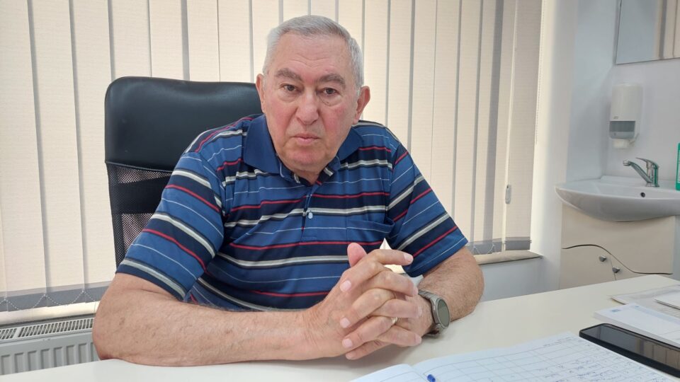 În palmele chirurgului Sorin Hâncu a bătut timp de o oră inima unui tânăr