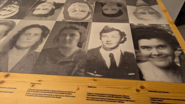 „Dușmance ale poporului”, expoziția care transformă vizitatorul în martor al uneia dintre cele mai dureroase pagini din istoria României „Dușmance ale poporului”, expoziția care transformă vizitatorul în martor al uneia dintre cele mai dureroase pagini din istoria României