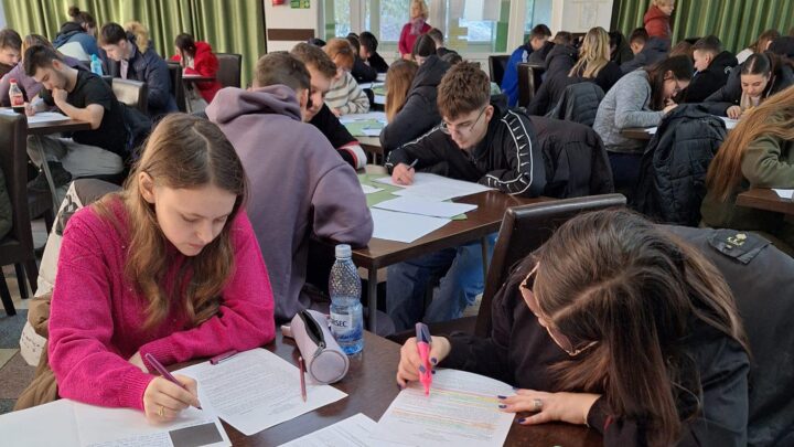 6.000 de elevi intră în linie dreaptă spre liceu. Sunt aproape 1000 de medii de admitere sub 5 6.000 de elevi intră în linie dreaptă spre liceu. Sunt aproape 1000 de medii de admitere sub 5