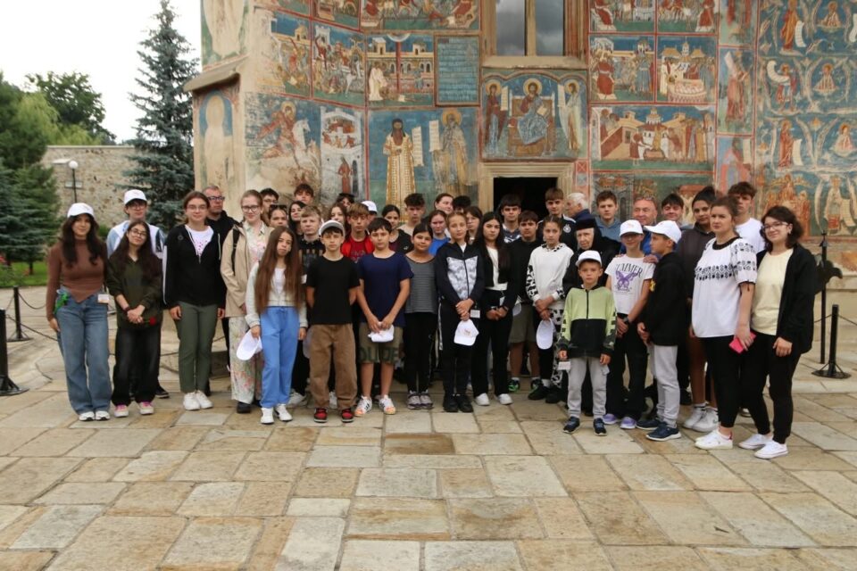 34 de copii premianți din sistemul de protecție socială sucevean, răsplătiți cu o tabără de neuitat