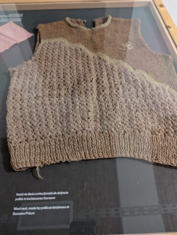 „Dușmance ale poporului”, expoziția care transformă vizitatorul în martor al uneia dintre cele mai dureroase pagini din istoria României