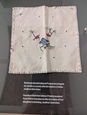 „Dușmance ale poporului”, expoziția care transformă vizitatorul în martor al uneia dintre cele mai dureroase pagini din istoria României