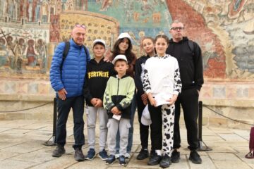 34 de copii premianți din sistemul de protecție socială sucevean, răsplătiți cu o tabără de neuitat