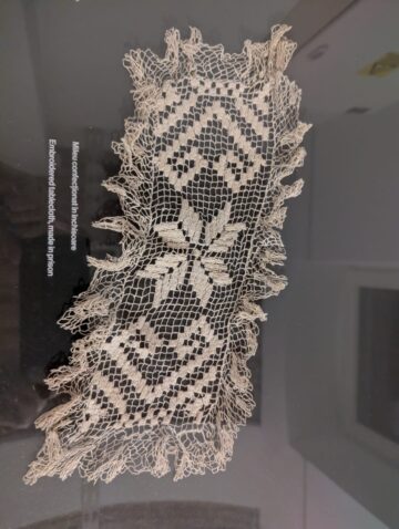 „Dușmance ale poporului”, expoziția care transformă vizitatorul în martor al uneia dintre cele mai dureroase pagini din istoria României