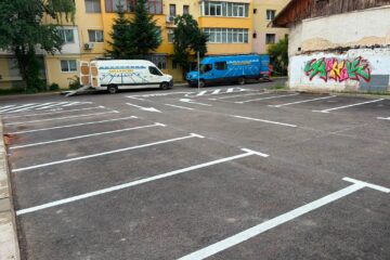 Locuri de parcare cu plată marcate pe strada Mihai Viteazul, în urma demolării a 16 garaje