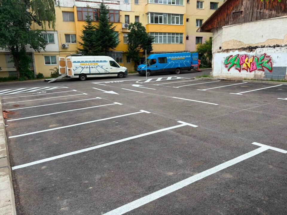 Locuri de parcare cu plată marcate pe strada Mihai Viteazul, în urma demolării a 16 garaje