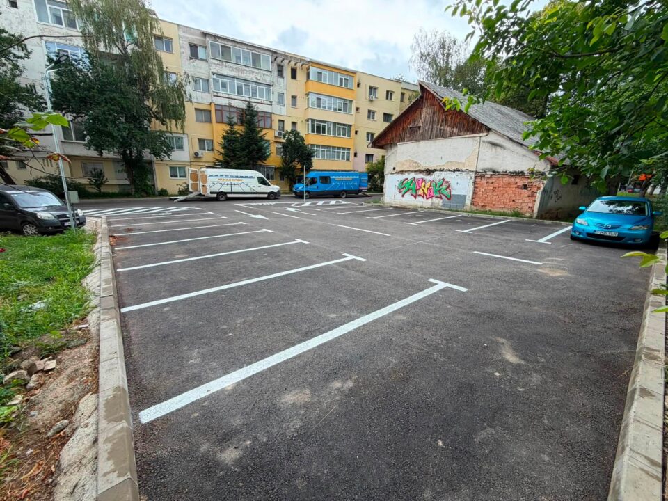 Locuri de parcare cu plată, marcate pe strada Mihai Viteazul