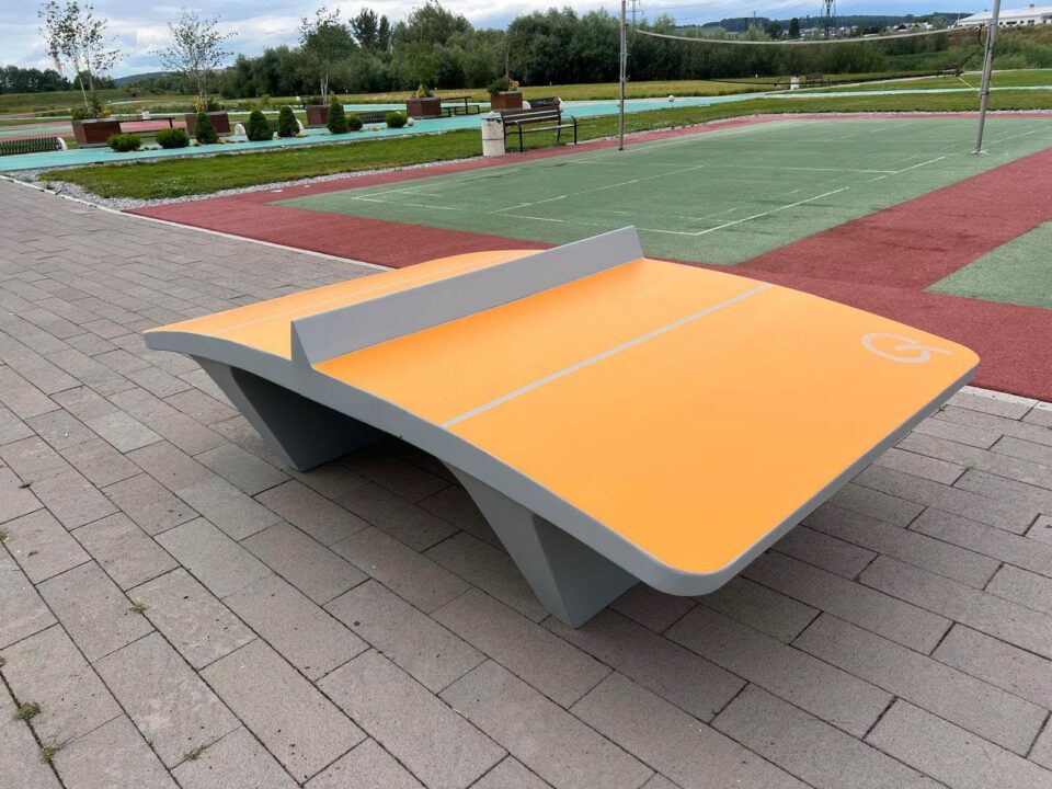 Masă de Teqball, amplasată în zona de agrement din lunca Sucevei