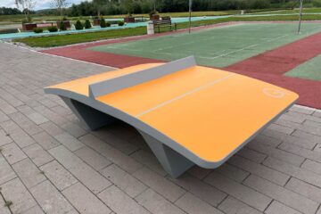Masă de Teqball, amplasată în zona de agrement din lunca Sucevei